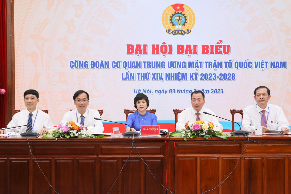 Đoàn Chủ tịch chủ trì Đại hội.