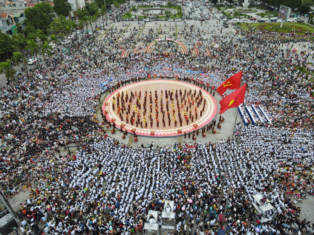 Đến 7h30 phút, mọi chỗ trống đã không còn khi hàng chục nghìn người đã đổ về để cổ vũ cho Lê Xuân Mạnh.