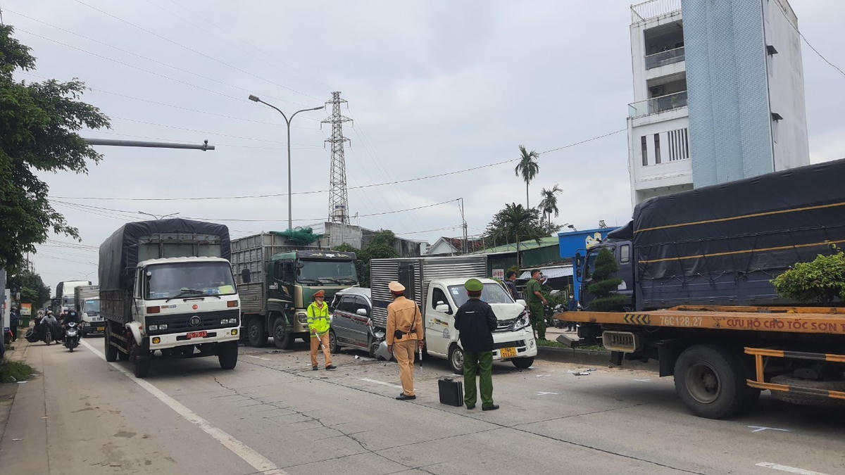 Lực lượng Công an đang phân luồng điều tiết giao thông.