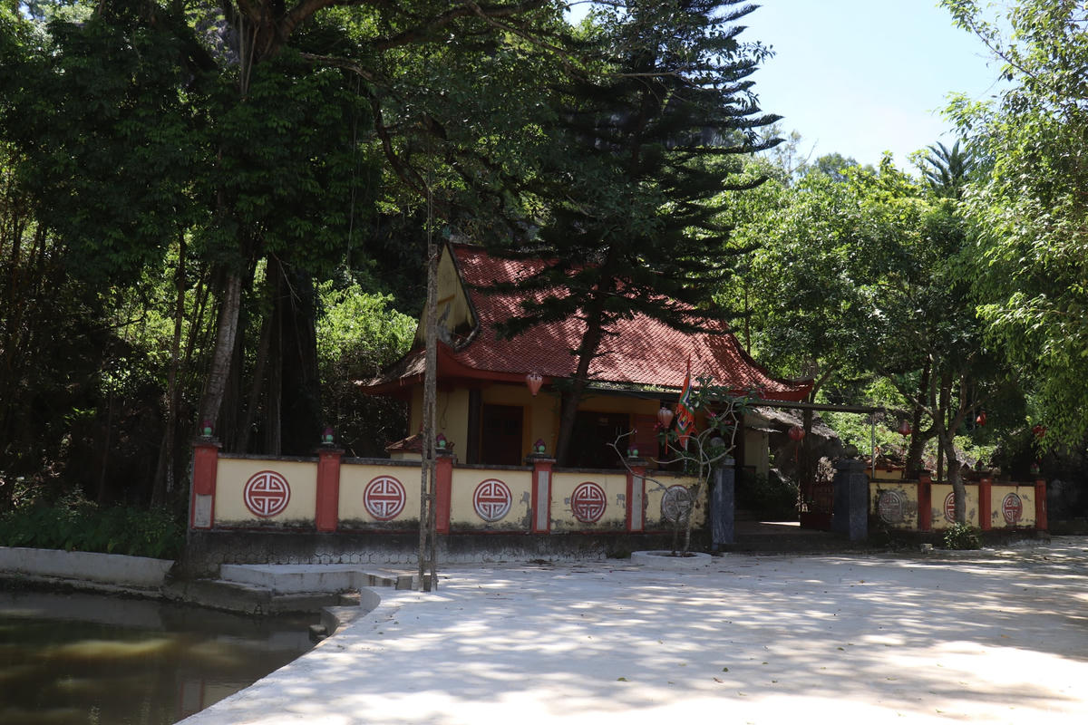 Xung quanh làng cổ Đông Sơn được bao bọc bởi núi đồi, hệ thống di tích đình, chùa, miếu… và đã được đưa vào danh sách 10 ngôi làng cổ đẹp nhất Việt Nam