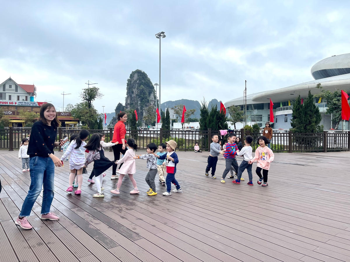 [ẢNH] Quảng Ninh: Người dân thích thú 'check in' trước 'hòn non bộ' khổng lồ ở Hạ Long