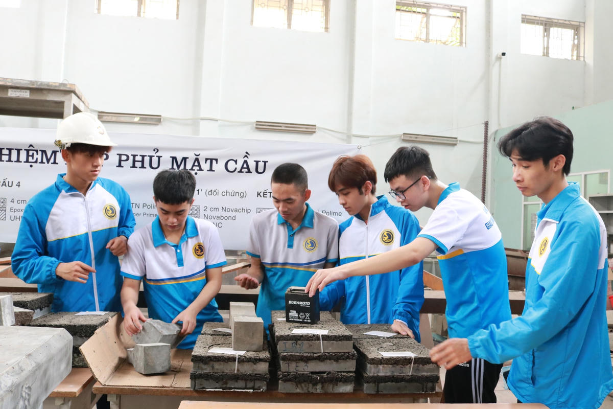 Giờ thực hành của sinh viên Trường Đại học Giao thông vận tải.