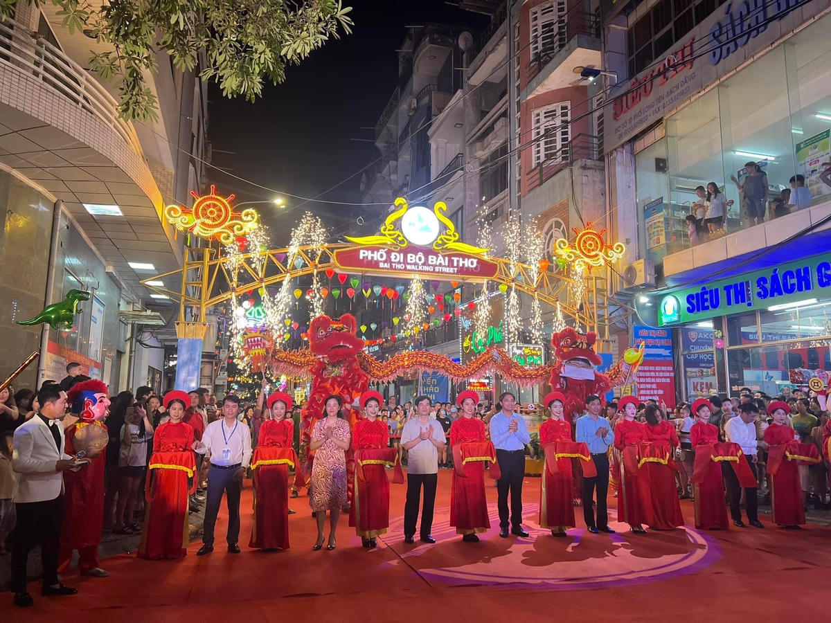 Các đại biểu cắt băng khai trương phố đi bộ Bài Thơ. Ảnh: HGNM
