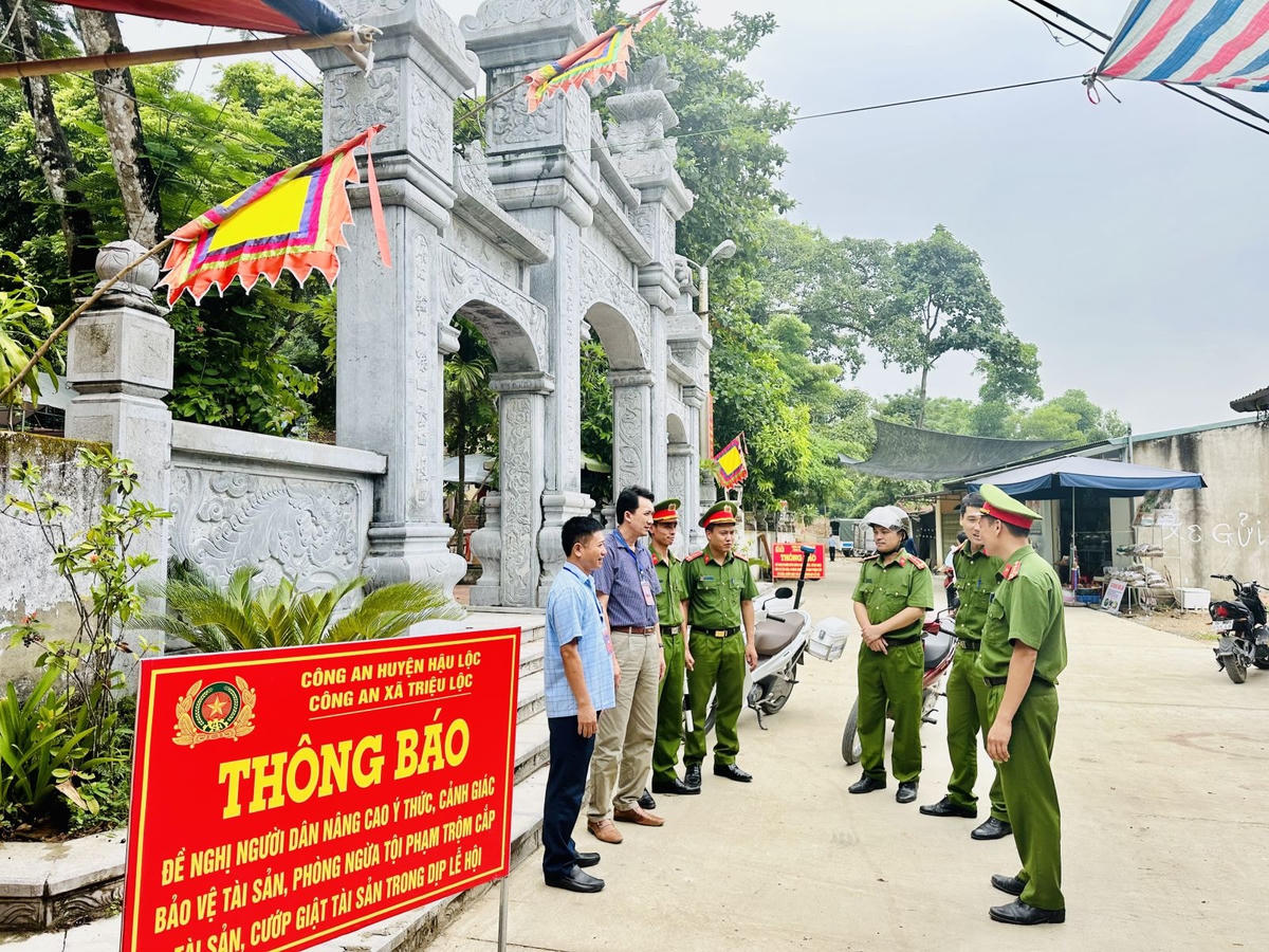 Công an xã Triệu Lộc, huyện Hậu Lộc phối hợp triển khai phương án bảo đảm ANTT tại đền Mẫu Phong Mục (là 1 trong 4 cụm, điểm di tích nằm trong không gian văn hóa của lễ hội đền Hàn Sơn).