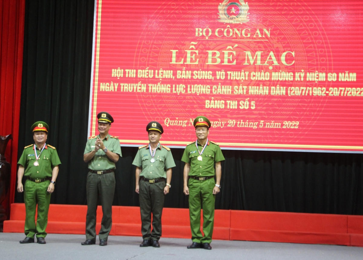 Thiếu tướng Lê Hồng Hiệp trao giải Cá nhân có thành tích xuất sắc ở nội dung bài bắn chậm súng CZ 75.  
