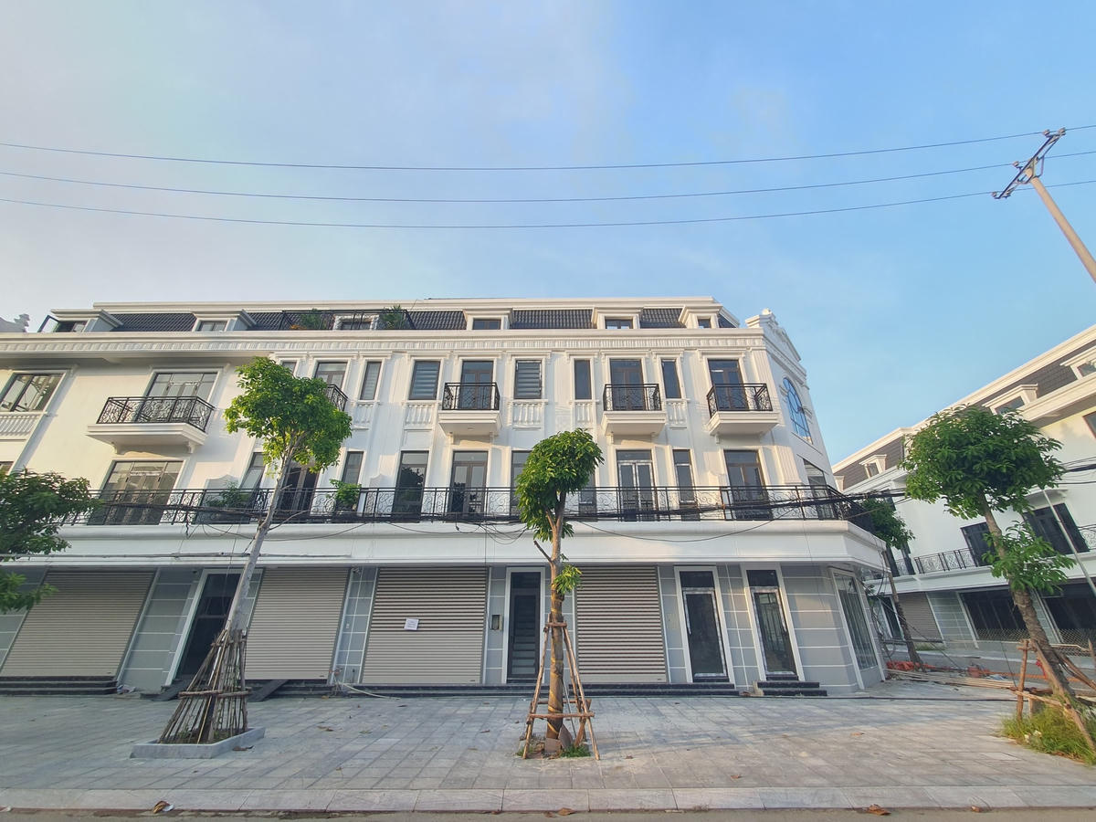 Theo tìm hiểu, đây là dự án City Land Center Hoà Bình do Công ty Cổ phần HB Grand Land làm chủ đầu tư với thiết kế xây dựng là 53 căn shophouse.