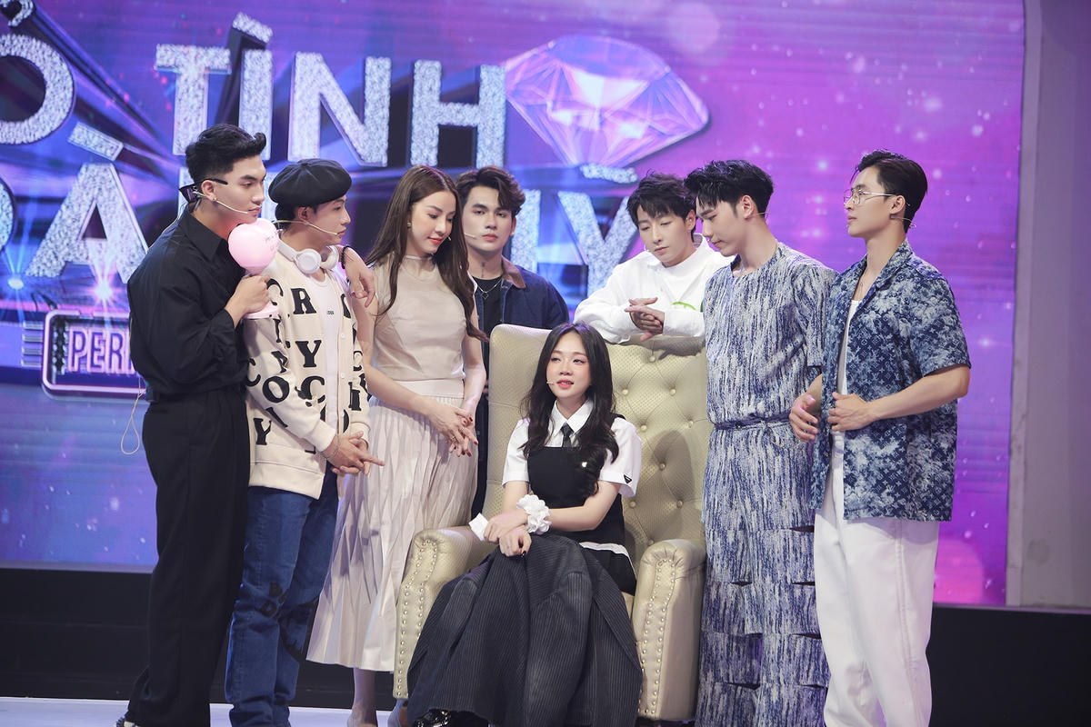 Dàn khách mời cùng ở bên cạnh động viên tinh thần Hoàng Anh. Ảnh: Perfect Universe.