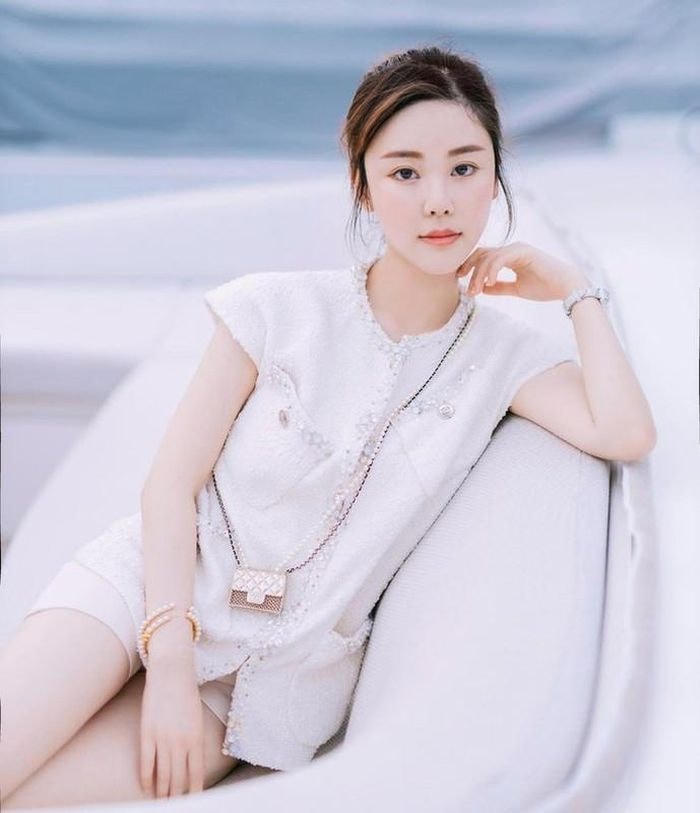 Abby Choi mất tích vào ngày 21/2. Sau đó cảnh sát Hong Kong đã tìm thấy thi thể không nguyên vẹn của cô. Hung thủ sau khi giết Abby Choi đã phân xác của nạn nhân và giấu trong tủ lạnh.