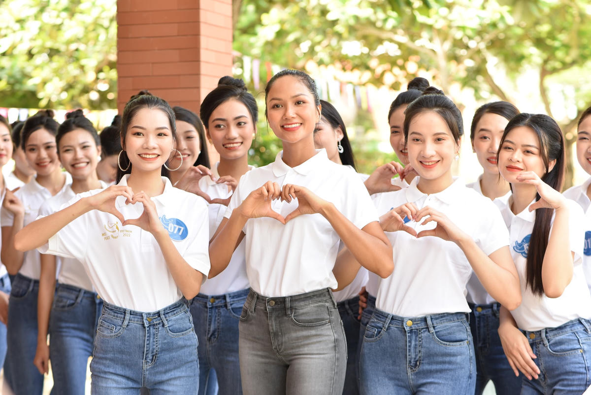 Hoa hậu H'Hen Niê và Top 60 Hoa hậu Hòa bình "ghi điểm" vì hành động đẹp. 