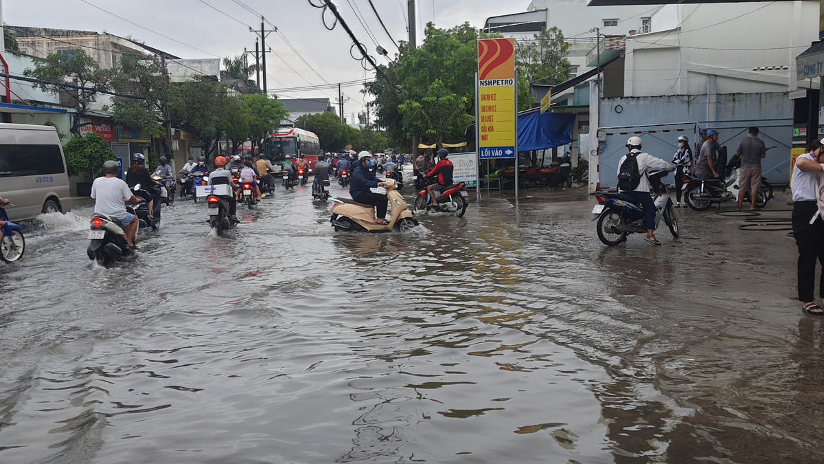 Người dân các khu dân cư ở TP Bạc Liêu khốn khổ vì triều cường