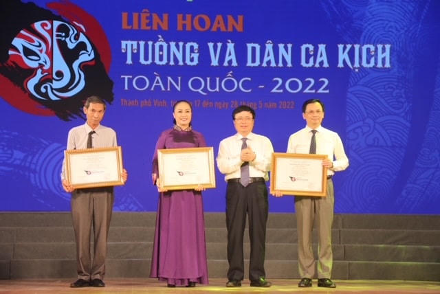 Trao Huy chương vàng.