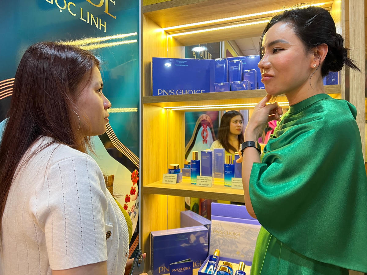  Bà Võ Thị Thuỷ, Tổng giám đốc Tập đoàn Y Dược sâm Ngọc Linh Việt Nam giới thiệu mỹ phẩm chiết xuất từ sâm Ngọc Linh cho khách hàng.  