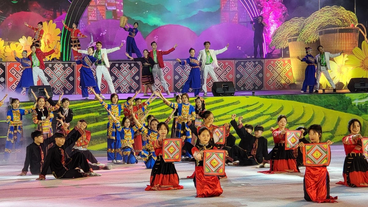 Rộn ràng sắc màu Ngày hội văn hóa các dân tộc rất ít người