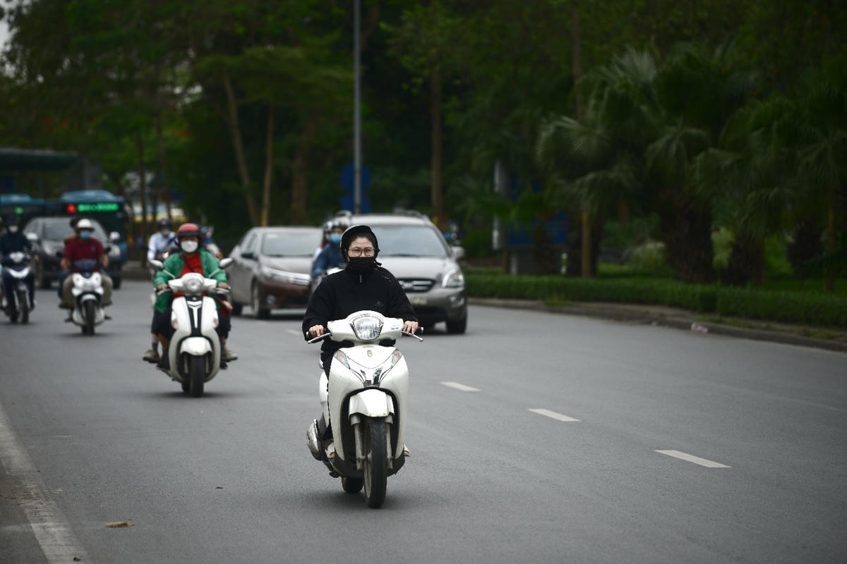 Người dân Hà Nội bất ngờ đón cái lạnh giữa mùa hè