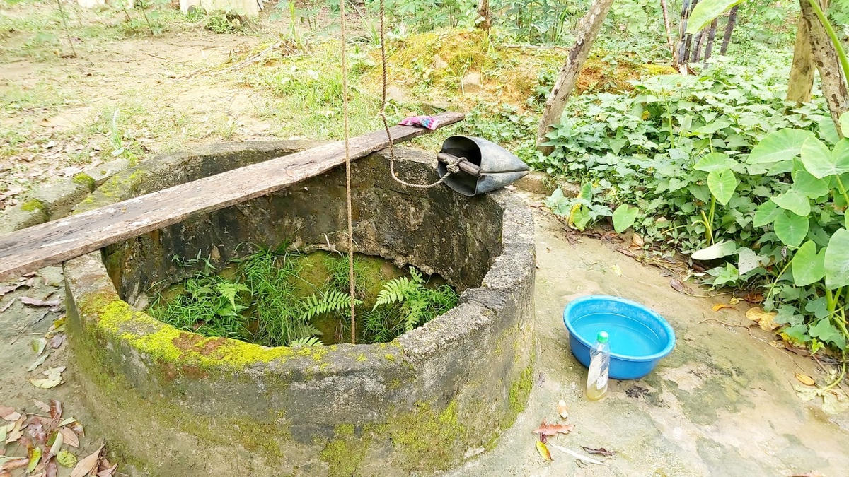 Trong khi đó, giếng nước của gia đình ông Lương Văn Neo, bản Công đã có nước và giúp cho gia đình ông có nguồn nước sử dụng. (Ảnh: Điền Bắc).
