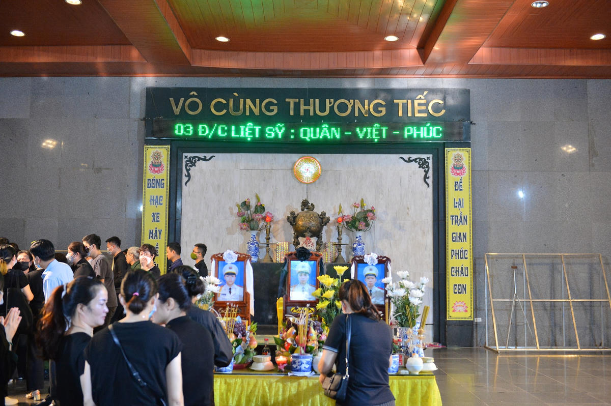 Sáng nay (5/8), thi hài của 3 liệt sĩ hy sinh khi làm nhiệm vụ PCCC thuộc đội PCCC & CNCH quận Cầu Giấy đã được đưa từ Bệnh viện 198 (phố Trần Bình, Cầu Giấy) qua nhà riêng và về Nhà tang lễ quốc gia (số 5 Trần Thánh Tông, phường Bạch Đằng, quận Hai Bà Trưng, TP Hà Nội).