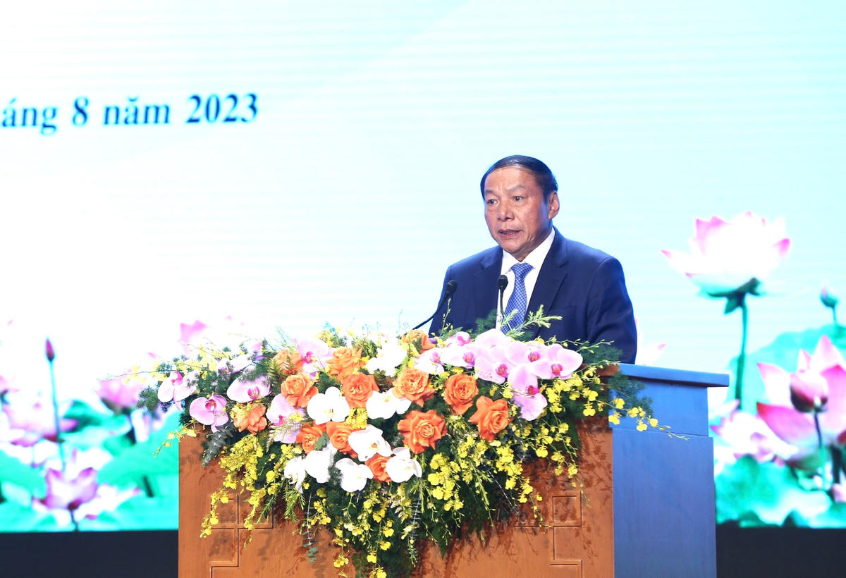 Uỷ viên BCH Trung ương Đảng, Bộ trưởng Bộ VHTTDL Nguyễn Văn Hùng trân trọng giới thiệu toàn văn Thư chúc mừng của Tổng Bí thư Nguyễn Phú Trọng. (Ảnh. Trần Huấn).