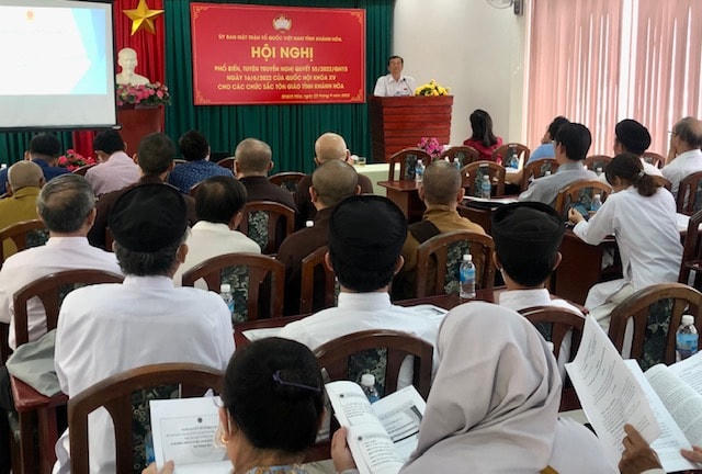 Ông Cao Ngọc Tâm, Phó Chủ tịch Ủy ban MTTQ Việt Nam tỉnh Khánh Hòa phát biểu tại hội nghị.