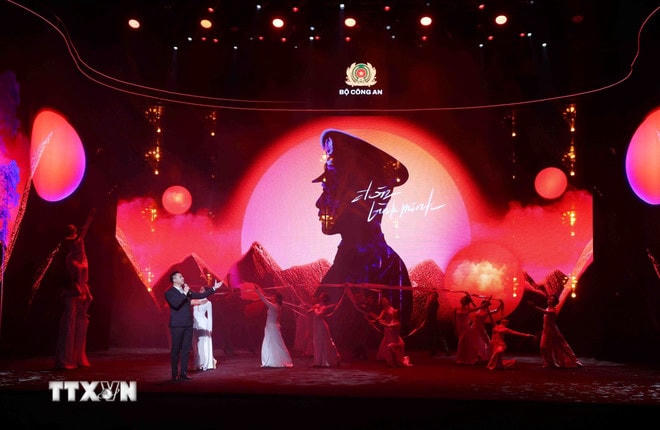 Một tiết mục nghệ thuật tại chương trình. (Ảnh: Phạm Kiên/TTXVN) ttxvn-tong-bi-thu-du-gap-mat-guong-cong-an-xa-thi-tran-va-luc-luong-bao-ve-antt-o-co-so-tieu-bieu-11.jpg