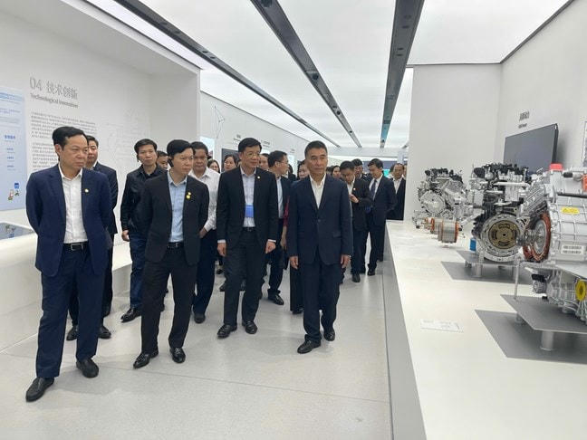 Đoàn đại biểu tham dự giao lưu hữu nghị của Việt Nam đã tới tham quan Nhà máy sản xuất ô tô Wuling, Quảng Tây, Trung Quốc. Ảnh: Quang Vinh.