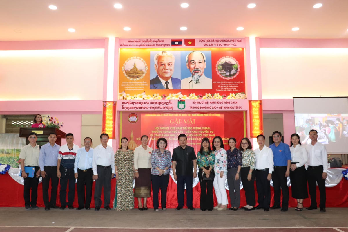 Đoàn công tác Ủy ban MTTQ Việt Nam TP HCM chụp ảnh lưu niệm với đại diện nước bạn Lào.
