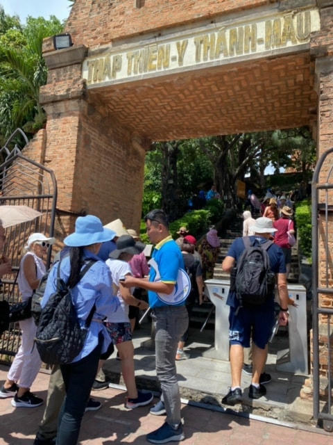Du khách trên tàu SPECTRUM OF THE SEAS đến và thăm quan du lịch tại Tháp Bà.