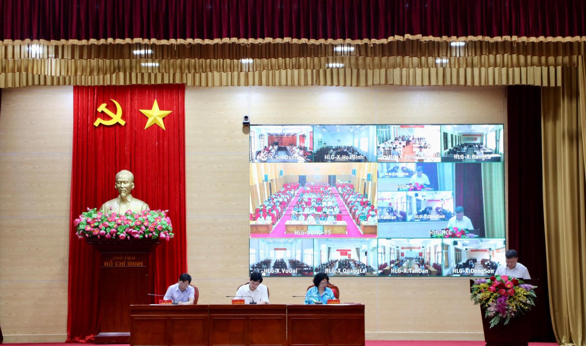 Các đại biểu trình bày tham luận về những khó khăn, vướng mắc trong vấn đề đảm bảo trật tự đô thị, vệ sinh môi trường.
