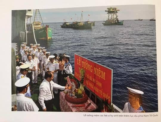 Triển lãm ảnh 'Trường Sa - Nhà Giàn' thu hút nhiều lượt khách thăm quan