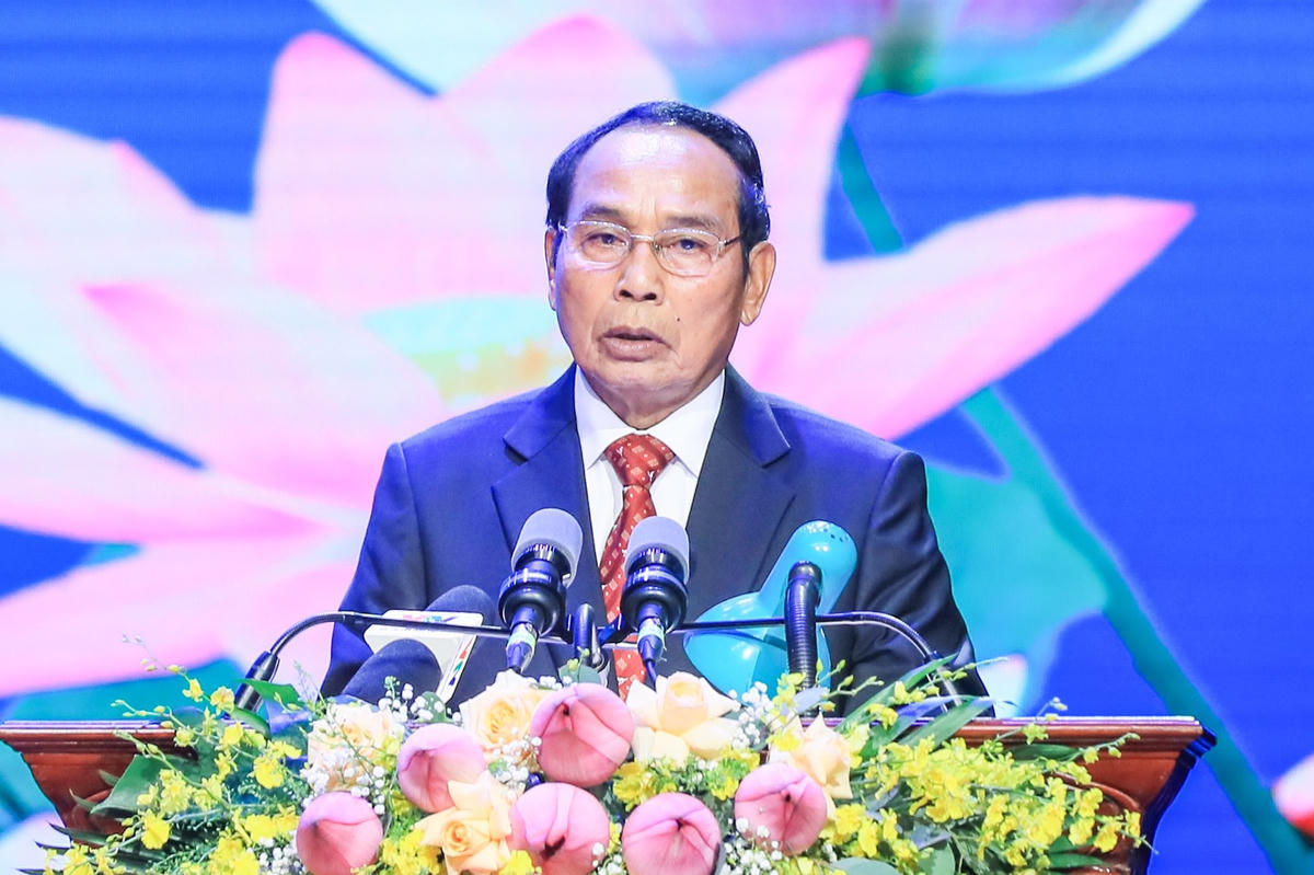 Thường trực Ban Bí thư Trung ương Đảng Nhân dân cách mạng Lào, Phó Chủ tịch nước Cộng hòa dân chủ Nhân dân Lào Bounthong Chitmany đọc diễn văn nêu bật tình đoàn kết hữu nghị giữa hai dân tộc và sự đoàn kết giúp đỡ quý báu của Việt Nam đối với cách mạng Lào. Ảnh: Quang Vinh.