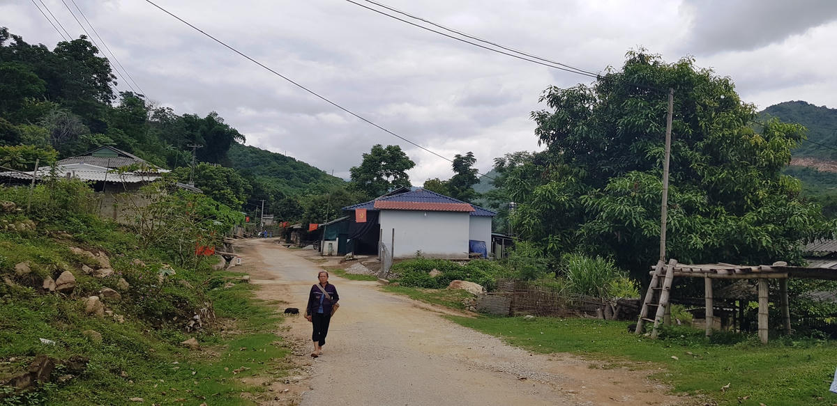 Bản Na Hin, xã Mường Chanh không có nhiều thay đổi sau hơn 4 năm về đích nông thôn mới.