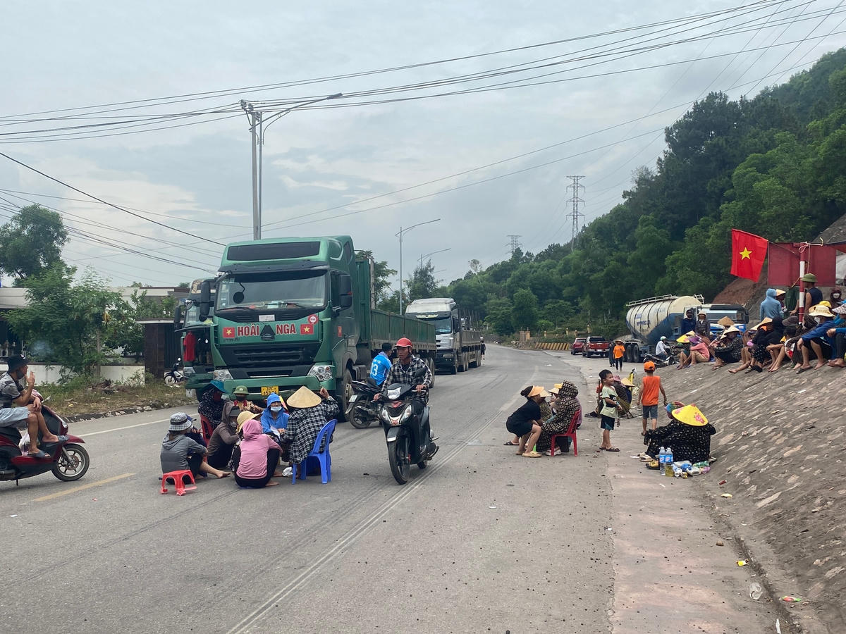 Sự việc diễn ra vào sáng ngày 25/6, chủ yếu người dân thuộc xóm Hải Thịnh nơi gần các Trạm nghiền của Công ty cổ phần Xi măng Sông Lam.