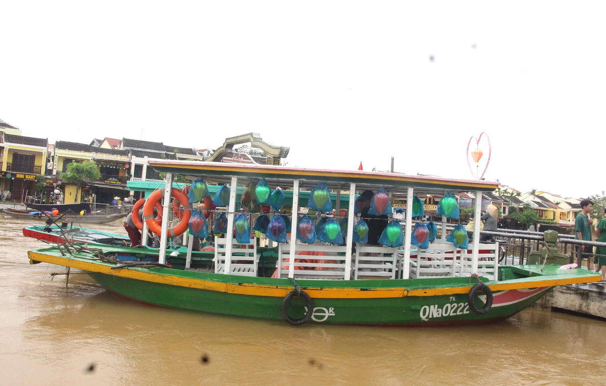 Dịch vụ chèo ghe trên sông Hoài tạm dừng do lũ về.