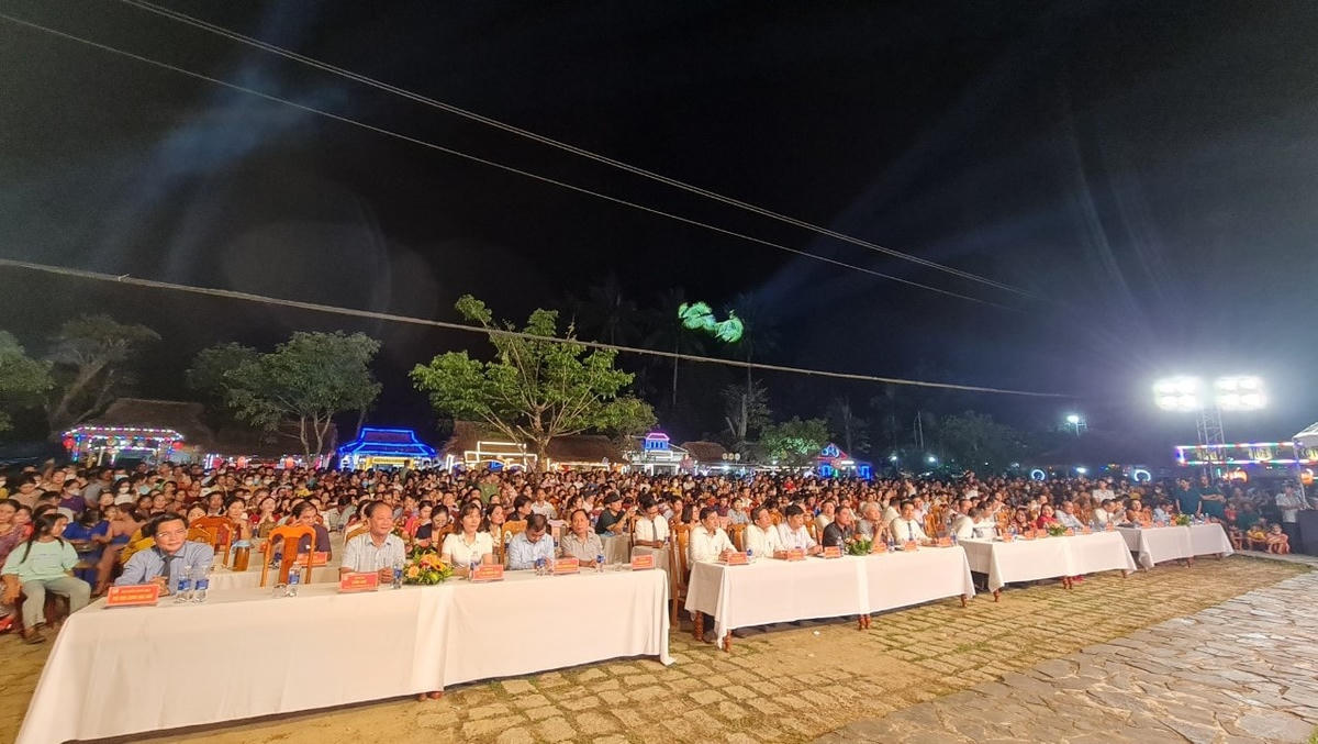 Rất đông đại biểu và người dân dự Lễ hội làng Lộc Yên lần 2.