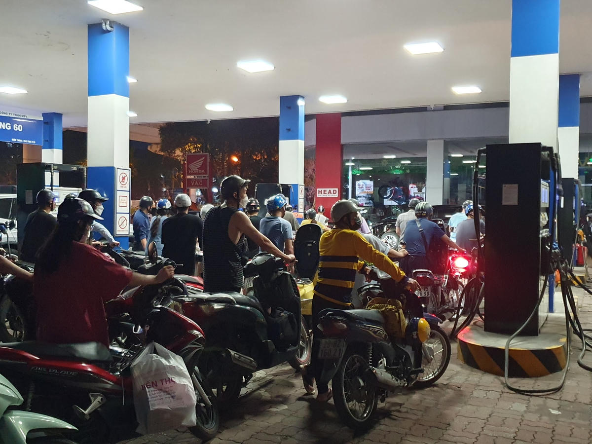 Tại cây xăng Xuân Thuỷ, càng về khuya, lượng người đến đổ xăng càng có xu hướng tăng mạnh.