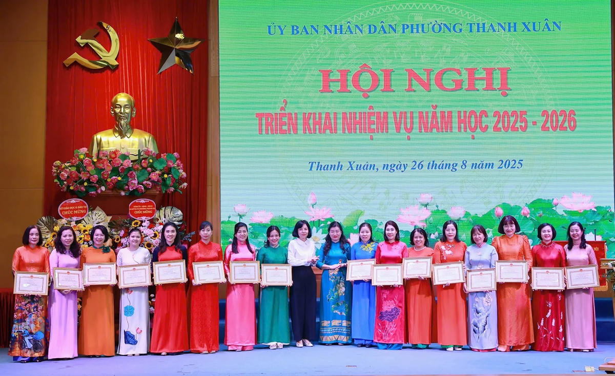 Hình ảnh 8 16 trường học được trao tặng danh hiệu “Tập thể lao động xuất sắc” .