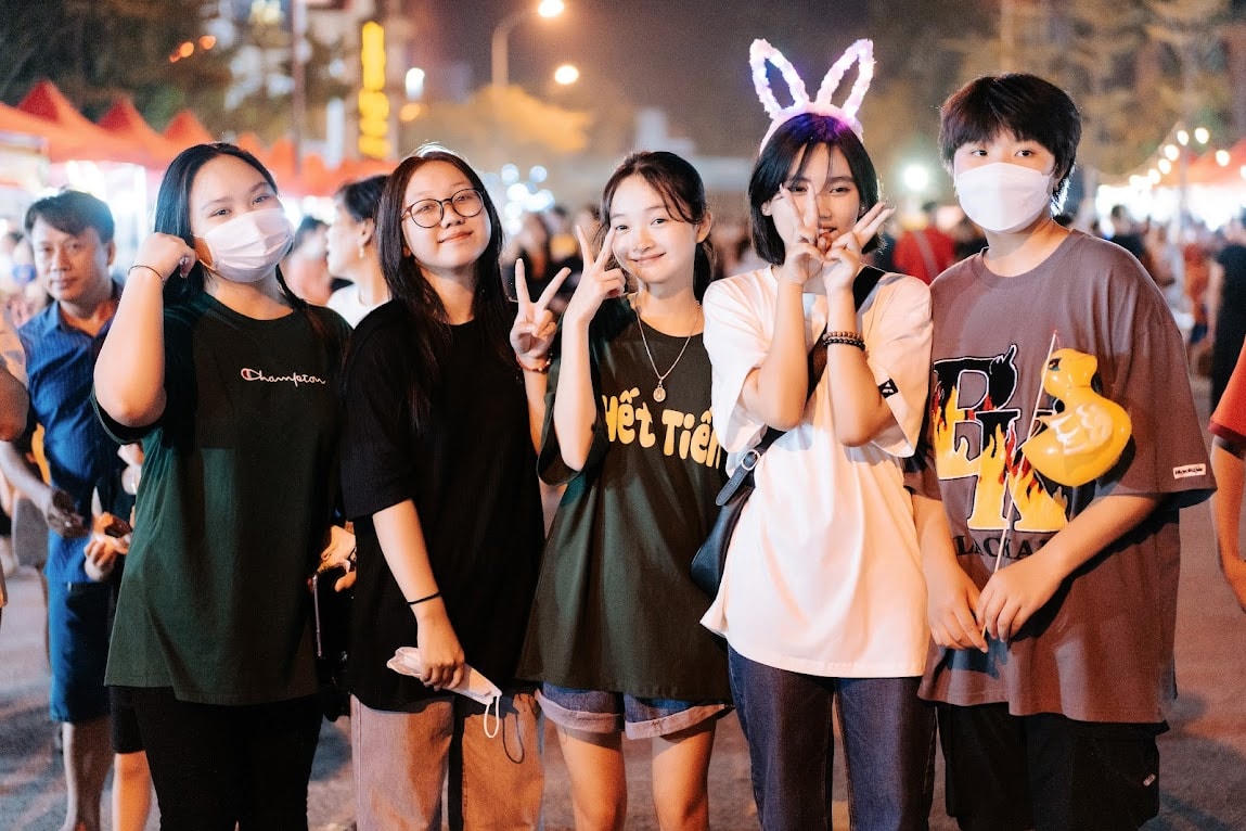 Người dân lưu luyến khi kết thúc phiên chợ đêm và phố đi bộ tại TP Hà Tĩnh