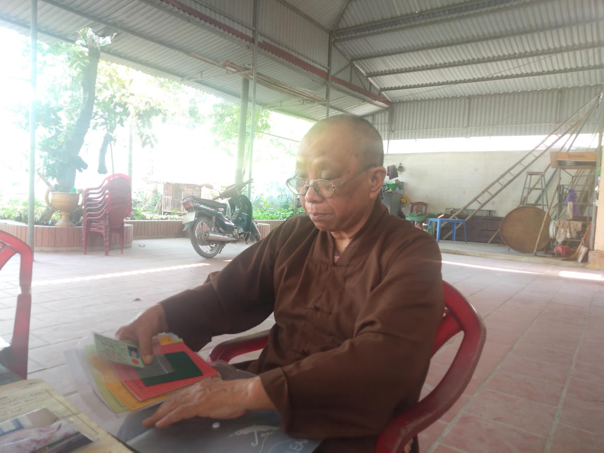 Sư cô Thích Đàm Đoán lần dở những kỷ vật.