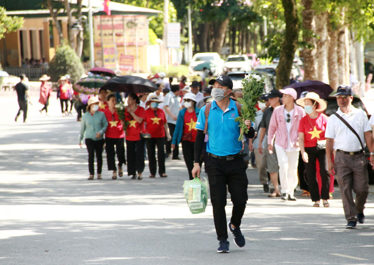 Từ sáng sớm, đường về Khu di tích lịch sử Ngã ba Đồng Lộc đã nhộn nhịp những đoàn xe. Trong dòng người ấy có những cụ già, thân nhân liệt sỹ, những cựu chiến binh, thương binh và đông đảo đoàn viên thanh niên đến từ mọi miền đất nước.