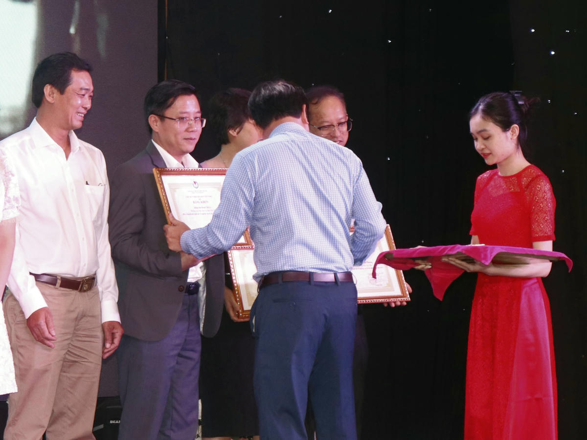 Nhà báo Nguyễn Anh Tuấn, Trưởng VPĐD Báo Đại Đoàn Kết được tặng Bằng khen vì có thành tích xuất sắc trong công tác Hội năm 2021.