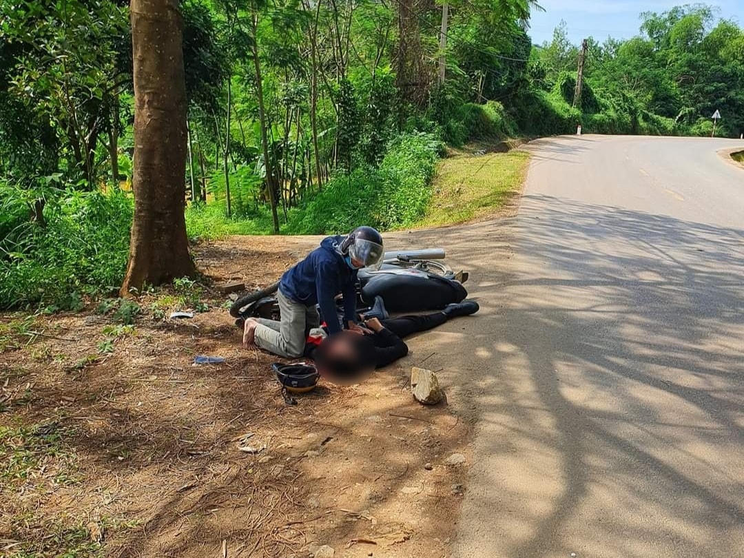 Người lái xe ôm may mắn thoát nạn, còn người ngồi sau đã chết tại chỗ.