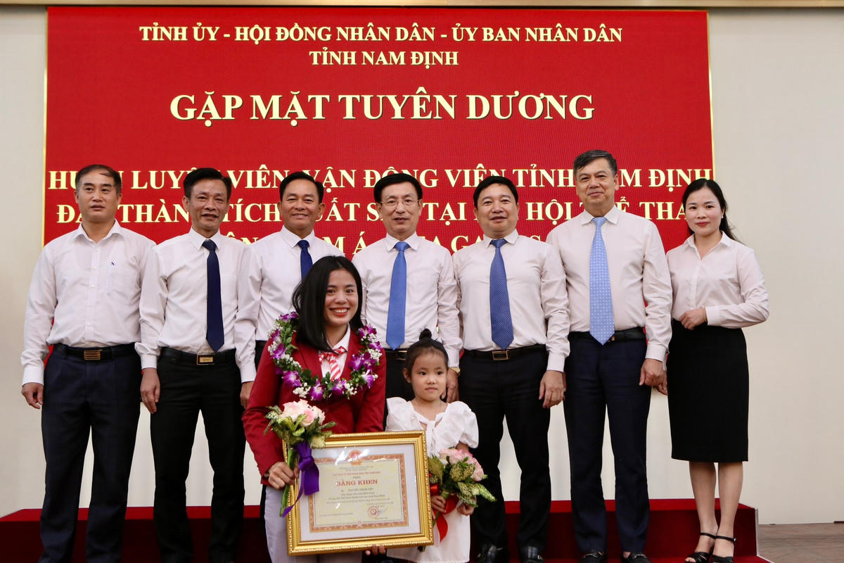 Con gái VĐV Nguyễn Thị Huyền-"cô gái vàng" của Điền kinh Việt Nam-có mặt trong ngày vui của mẹ.