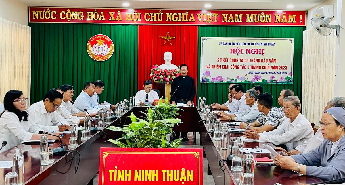 Linh mục Trần Văn Hải, Chủ tịch Ủy ban Đoàn kết Công giáo tỉnh Ninh Thuận phát biểu tại hội nghị.
