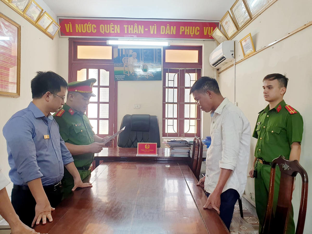 Công an huyện Hương Khê đọc quyết định khởi tố vụ án, khởi tố bị can Phan Văn Tính.