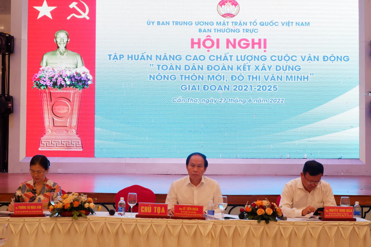 Chủ toạ tại hội nghị.