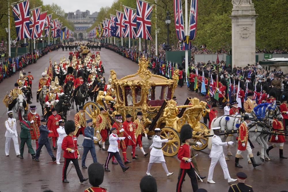 Vua Charles III và Hoàng hậu Camilla đang trên đường trở về Cung điện Buckingham sau lễ đăng quang.  