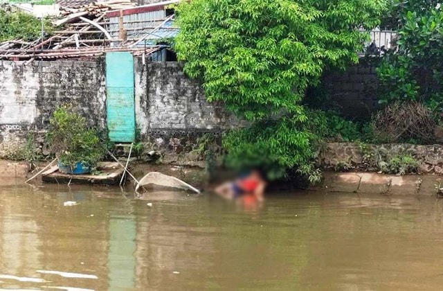 Người cha ghì chặt thi thể con trai. Ảnh: Người dân địa phương.