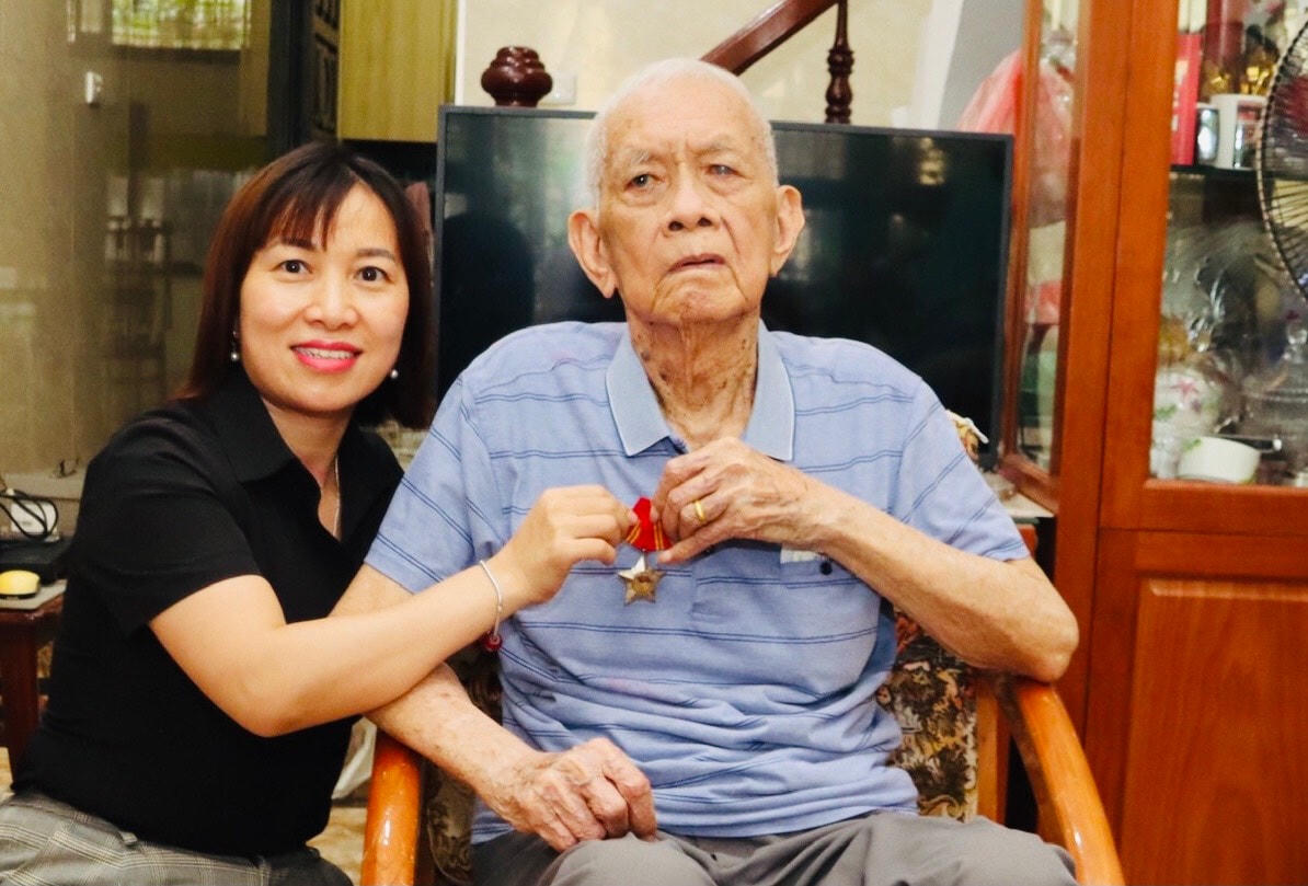 Ông Nguyễn Việt Yên trao tặng kỷ vật cho Bảo tàng MTTQ Việt Nam.
