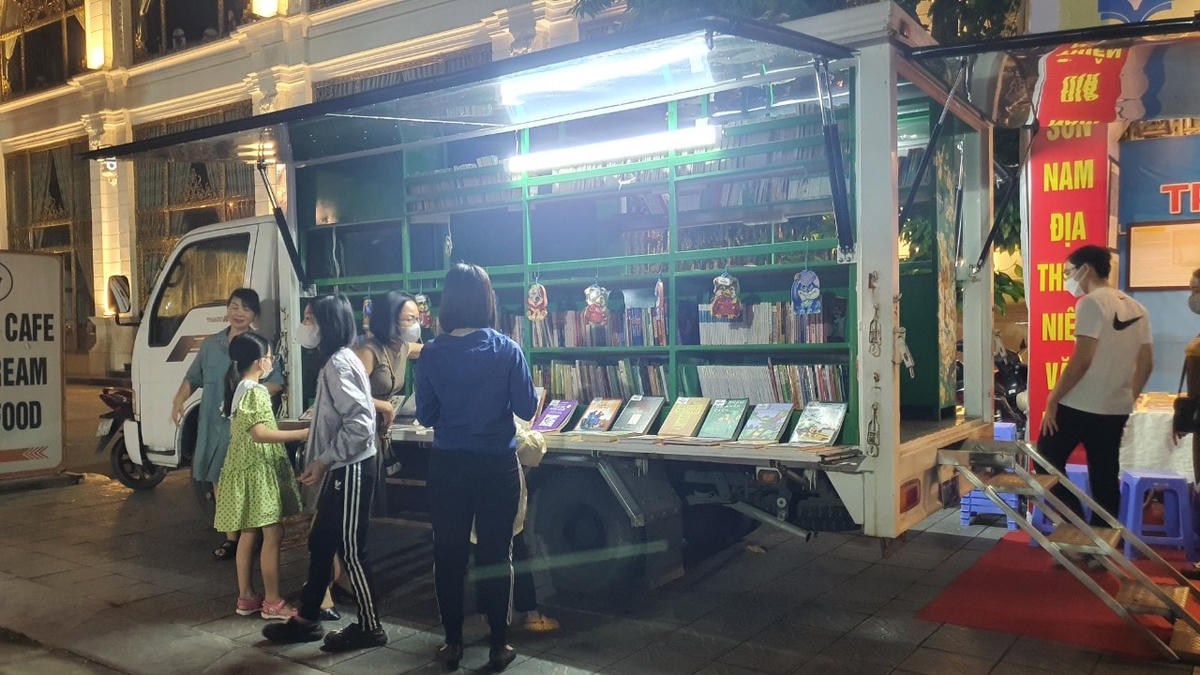 Lâu nay người dân Nam Định khá quen thuộc với hình ảnh chiếc xe ô tô này, khi nó thường xuyên di chuyển trên các cung đường ở tỉnh, mang theo rất nhiều sách, tìm đến các trường học, trại giam…Đây chính là mô hình “Thư viện lưu động”-sản phẩm của Thư viện tỉnh Nam Định. Tại sự kiện “Ngày sách và Văn hóa đọc” của tỉnh năm nay, “Thư viện lưu động” dừng chân ở vị trí rất thuận lợi.