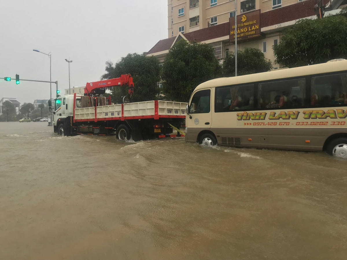 Nhiều xe cứu hộ đã phải "hối hả" phục vụ những phương tiện bị ngập nước.