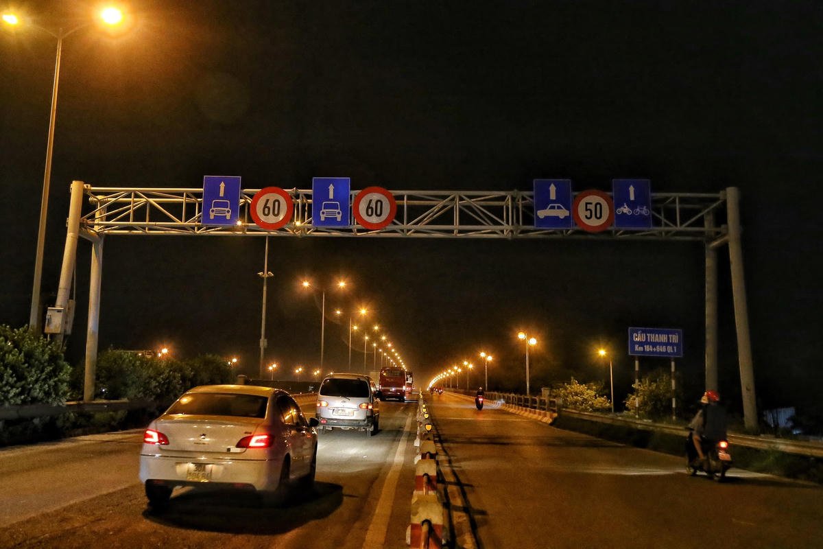 Hiện cầu Thanh Trì đang có 2 làn xe ô tô rộng 3,5 m và 1 làn xe hỗn hợp rộng 5,2 m.